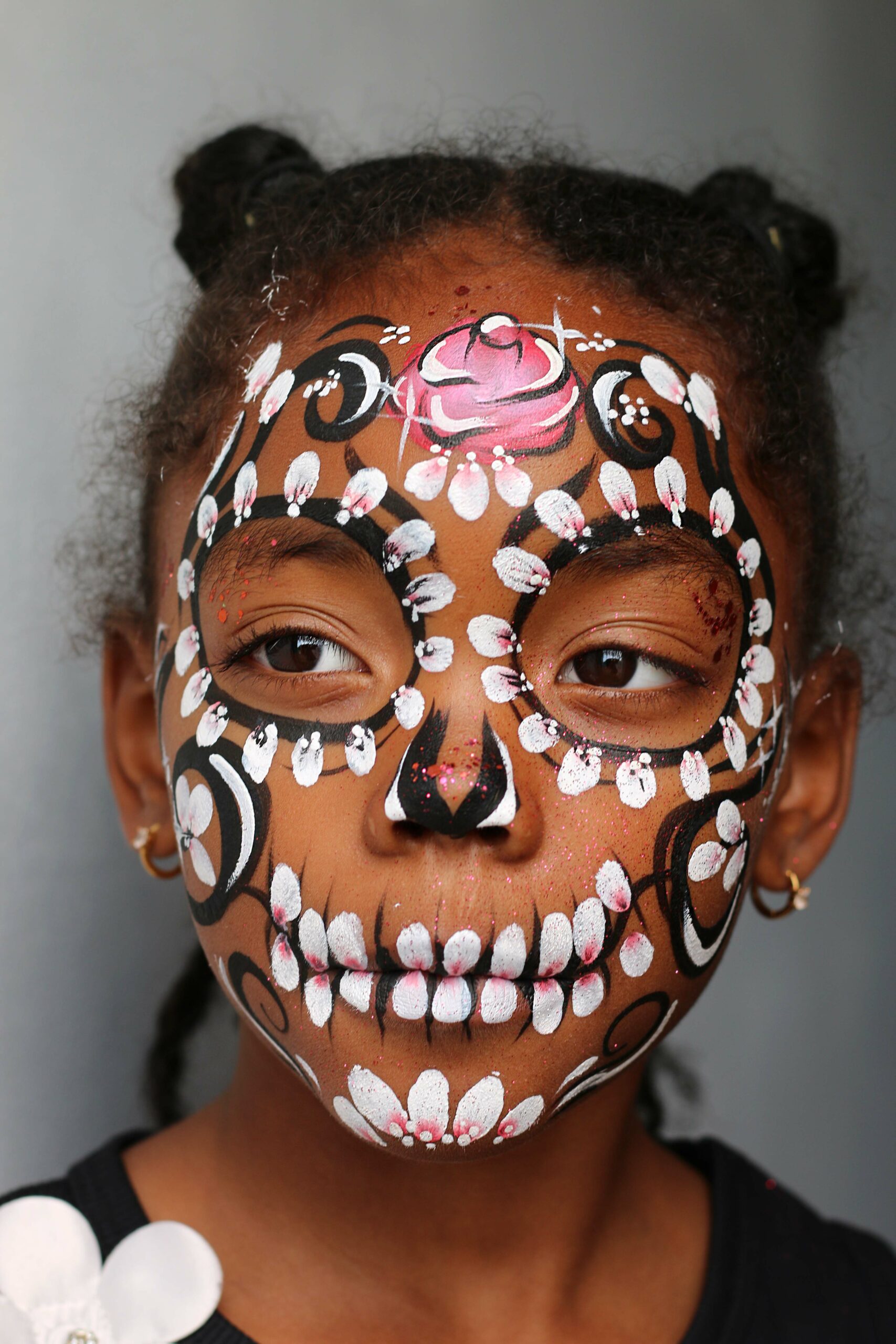 Photo du maquillage du squelette "dia los muertos", modèle proposé durant la formation de face painting (maquillage enfant) Halloween 2025 à Melun