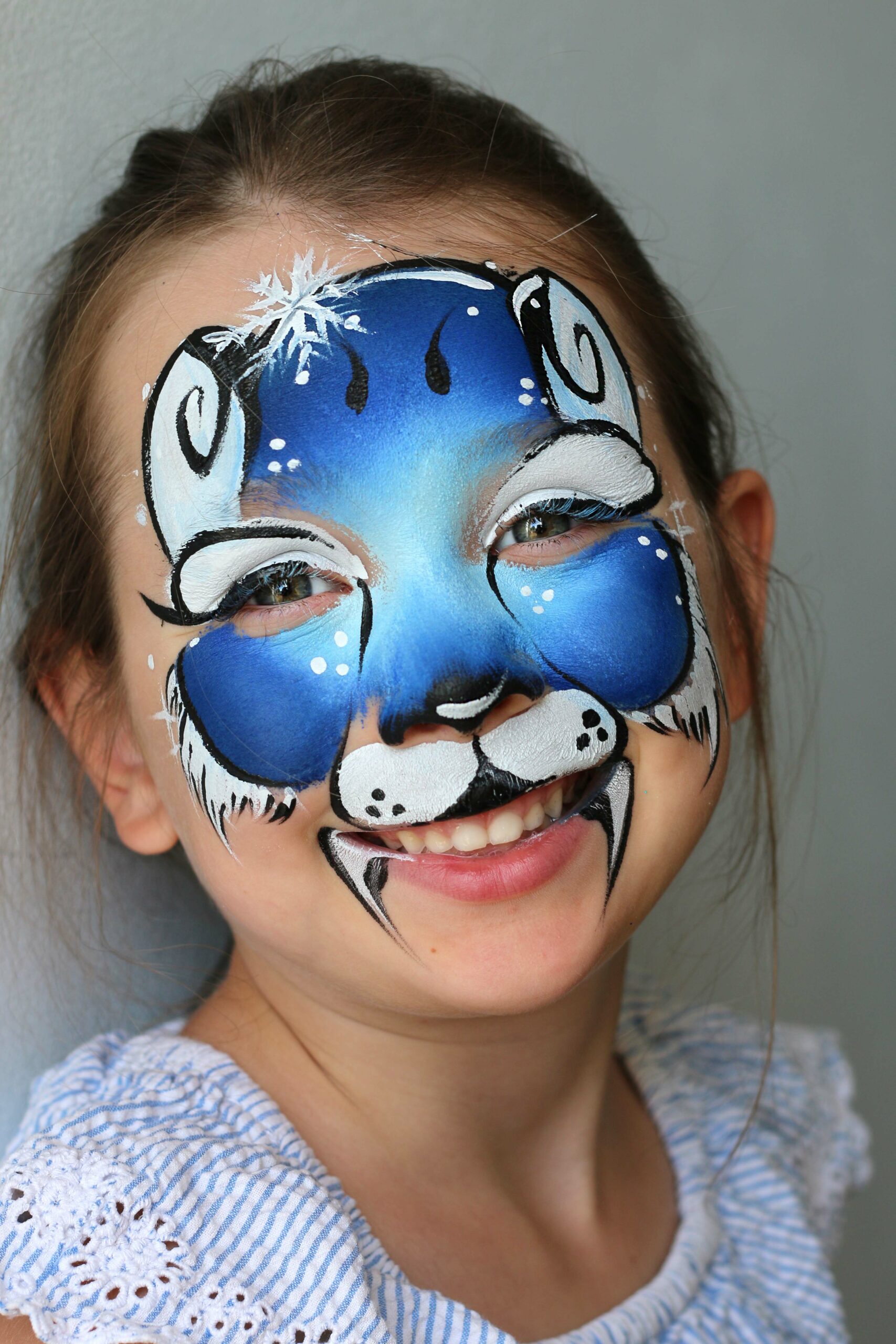 Photo du maquillage du Loup des Neiges, modèle proposé durant la formation de face painting (maquillage enfant) spéciale Noël les 27 et 28 octobre 2025 à Melun