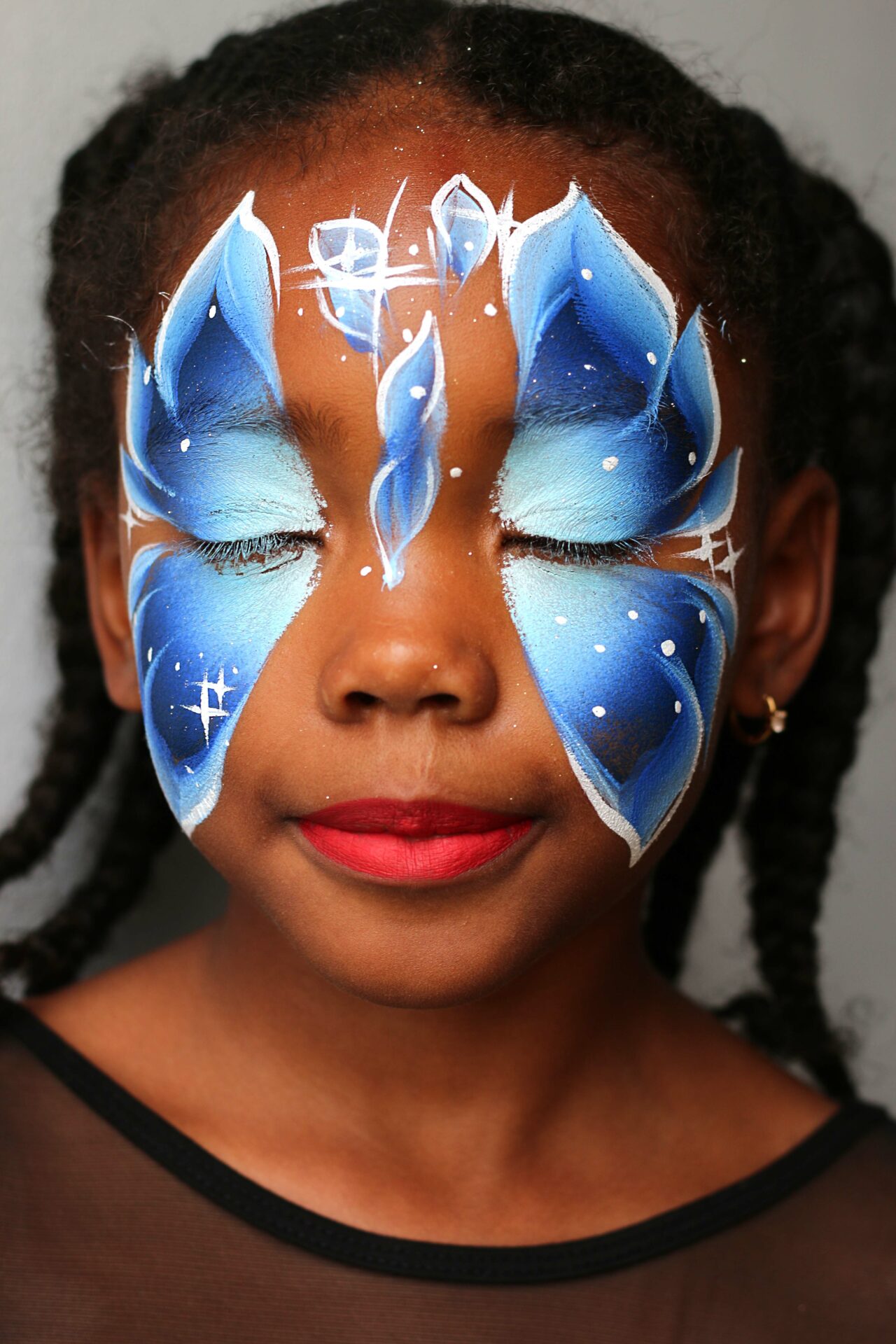 Photo du maquillage du Papillon des Neiges, modèle proposé durant la formation de face painting (maquillage enfant) spéciale Noël les 27 et 28 octobre 2025 à Melun