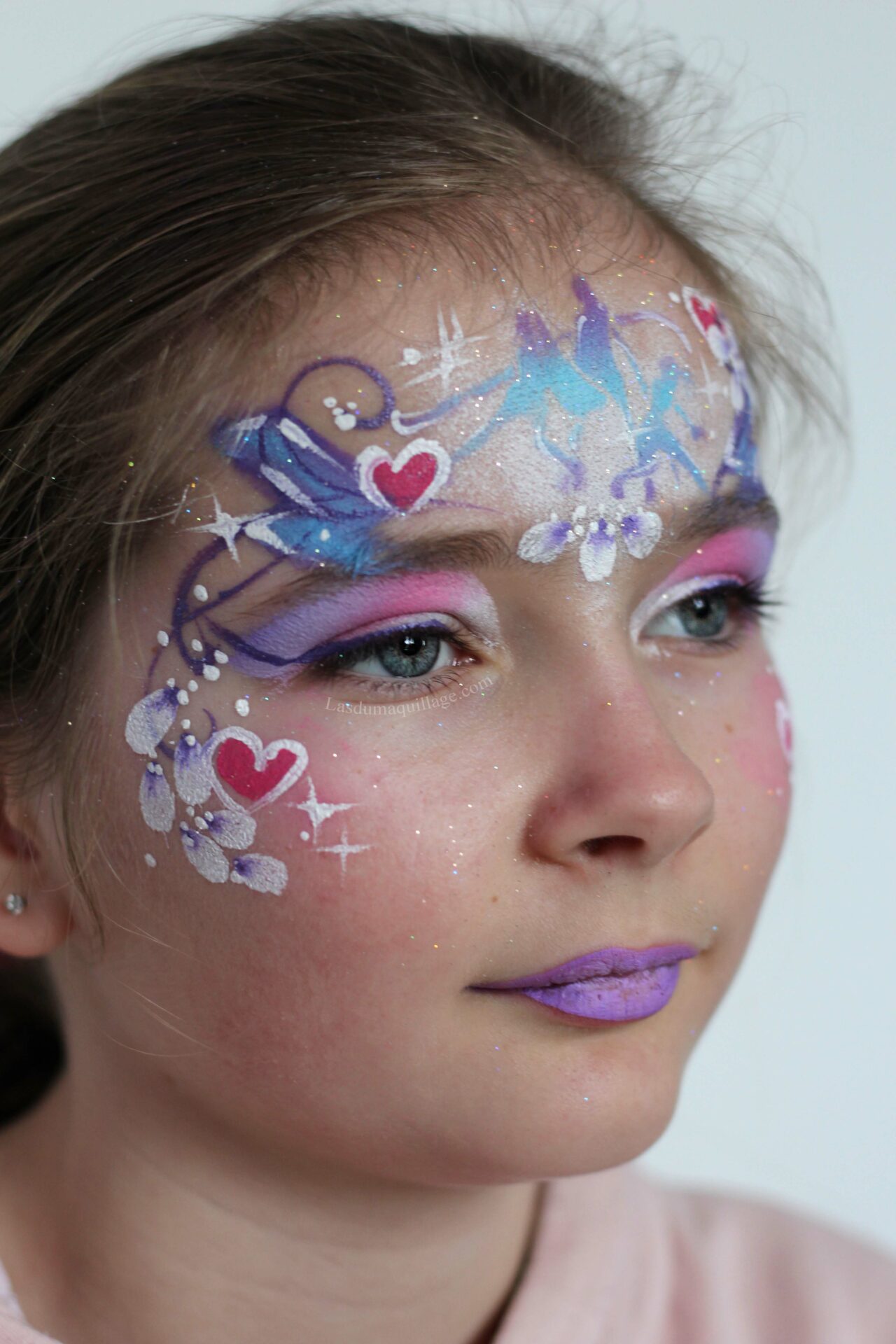 Face painting K-Pop Demon Hunters version pochoir sur enfant, maquillage artistique rapide et professionnel adapté aux animations et événements.