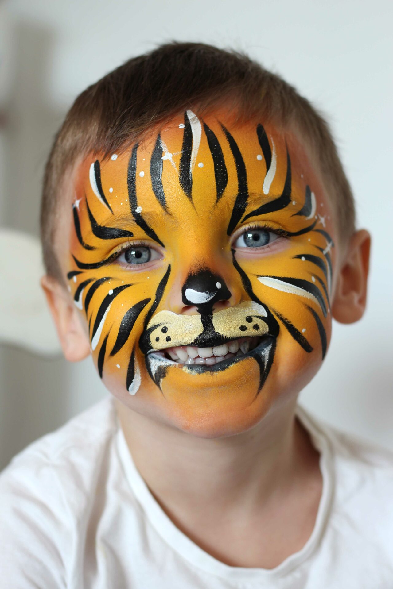 Photo maquillage démonstration en formation de Face Painting : le Lion/Tigre. Formation proche Paris/IDF